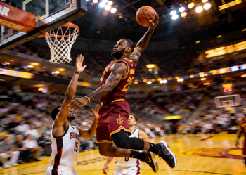 NBA季后赛詹姆斯关键上篮瞬间