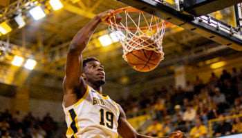 NBA篮球比赛直播画面，球员扣篮特写