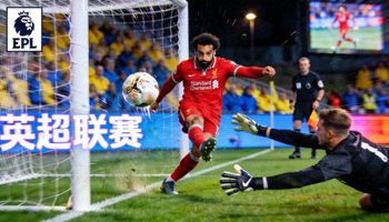 英超足球比赛直播画面，球员射门瞬间